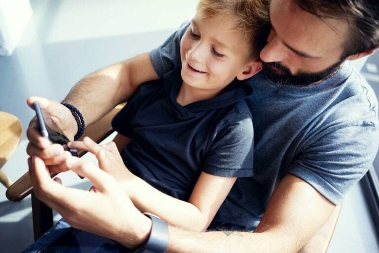 Bezpieczny smartfon dla dziecka min