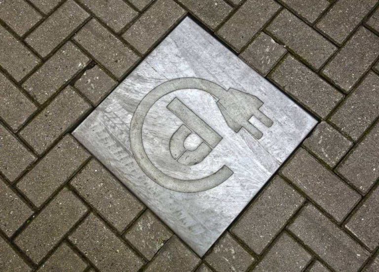 elektryczne auto, stacja ładowania