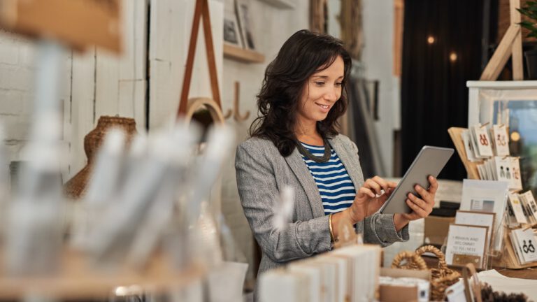 przedawczyni w małym sklepie z pamiątkami