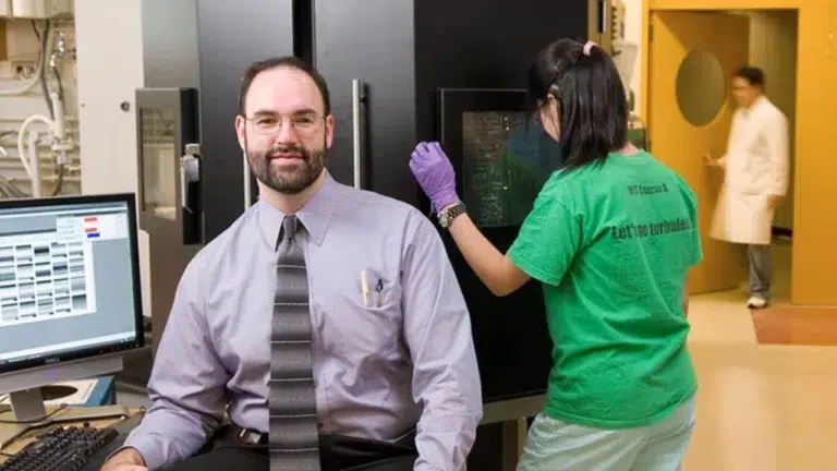 Nowa bateria z MIT o grubości włosa otwiera drogę do zasilania mikroskopijnych robotów 7 MIT, bateria